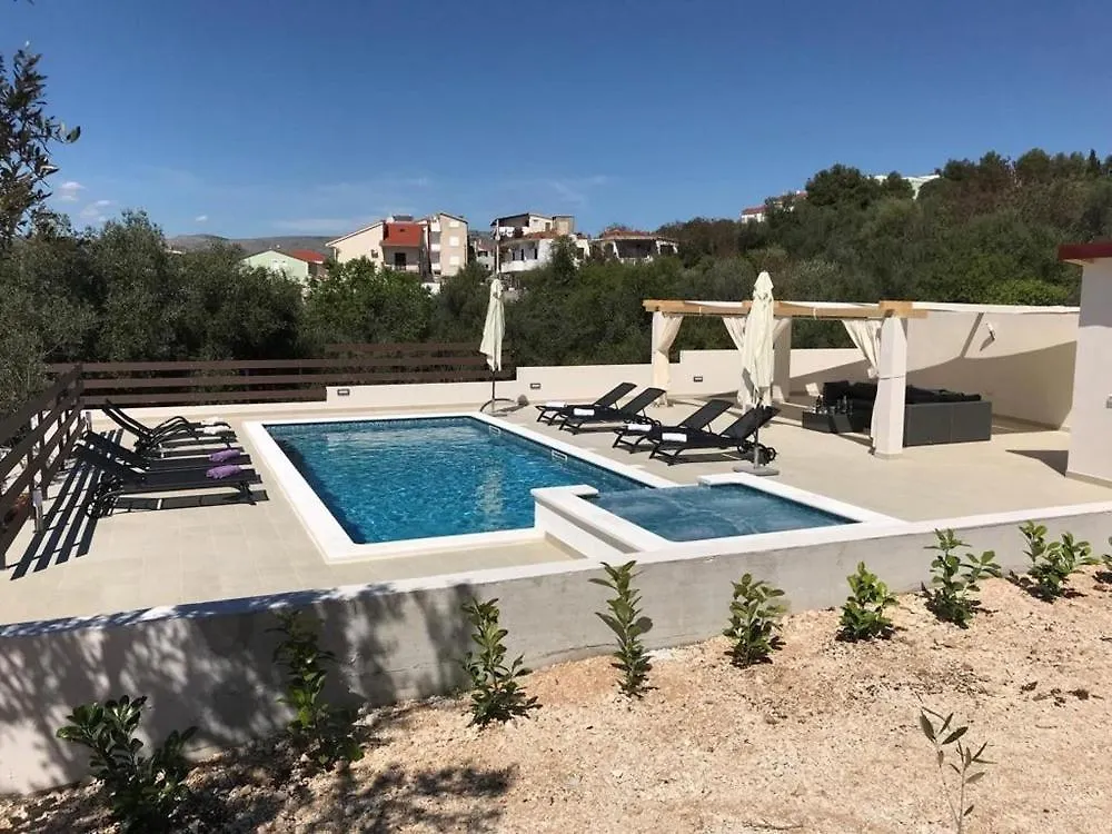 Apartment In Okrug Gornji With Balcony, Air Conditioning, Wifi, Dishwasher 5048-1 Trogir